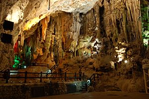 Archivo:The stage inside St. Michael's Cave