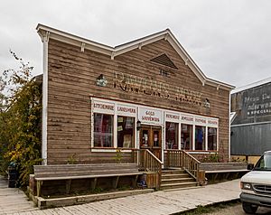 Archivo:Tienda de recuerdos, Dawson City, Yukón, Canadá, 2017-08-27, DD 23