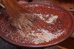 Archivo:Tostando amaranto en comal de barro