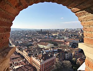 Archivo:Toulouse - vue du Vieux Toulouse depuis St Sernin 06