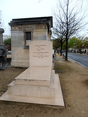 Archivo:Tumba de la familia de Carlos Fuentes en el Cementerio de Montparnasse de Paris