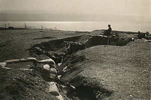 Archivo:Turkish trenches at Dead Sea2