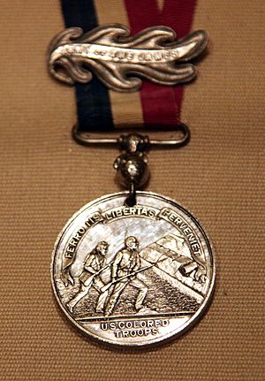Archivo:US Colored Troops medal - 1865 - Smithsonian Museum of American History - 2012-05-15
