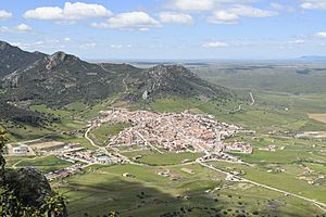 Archivo:Vista Peñalsordo Peñón Pez