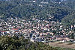 Vue du village de Pégomas depuis la piste DFCI des Harkis (au printemps).jpg