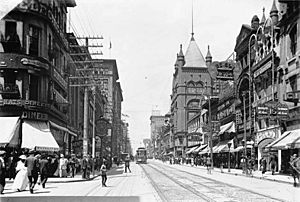 Archivo:Yonge Street looking north from Temperance