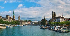 Archivo:Zürich view Quaibrücke 20200702