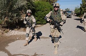 Archivo:A CO 1-18IN 2BDE 1ID on patrol Iraq Nov 2004