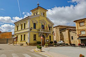 Archivo:Ayuntamiento y plaza de Villanueva de Gumiel