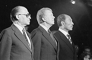 Archivo:Begin, Carter and Sadat at Camp David 1978
