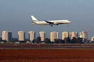 Archivo:Boeing 767-300 P4-MES landing at Ben-Gurion Airport in 2007