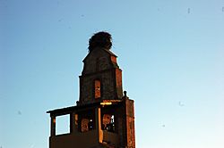 Archivo:Campanario de la Iglesia de Santiago del Molinillo al Atardecer, con el clasico nido de Cigueña