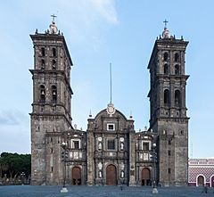 Archivo:Catedral de Puebla, México, 2013-10-11, DD 05