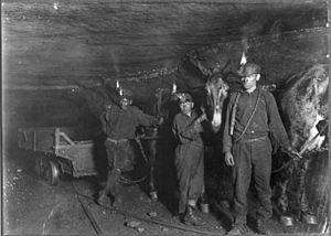 Archivo:Child coal miners (1908)
