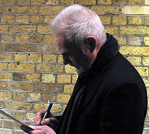 Archivo:Derek Jacobi-autograph