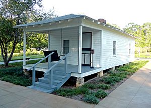 Archivo:Elvis' birthplace Tupelo, MS 2007
