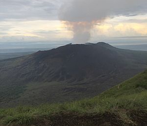 Emanación de gases del Volcán Masaya.jpg