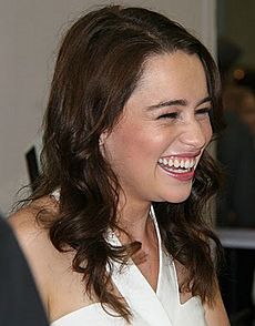 Archivo:Emilia Clarke Comic Con 2011 (cropped)