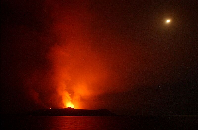 Eruption of Jabal al-Tair Island at night