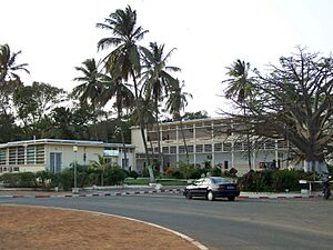 Archivo:Faculte medecine ucad 2