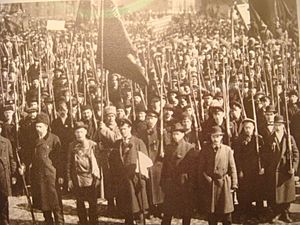 Archivo:First Red Guards in Petrograd, fall 1917 cropped
