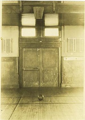 Archivo:Firstbasketball