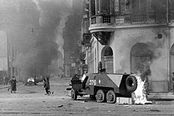 Archivo:Fortepan 12830 Rákóczi út - Akácfa utca sarok. Kiégett szovjet BTR-152 páncélozott lövészszállító jármű.