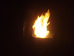 Archivo:Fuego en la ceremonia de la cena del solsticio de invierno (Muy Resp.'. Gr.'. Log.'. Nacional Mexicana "Independencia No. 2")