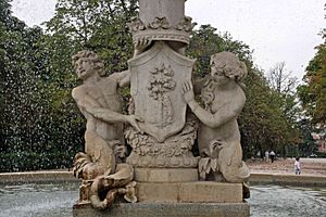 Archivo:Fuente de la Alcachofa (detalle del escudo de Madrid) - Parque del Retiro - 20070805
