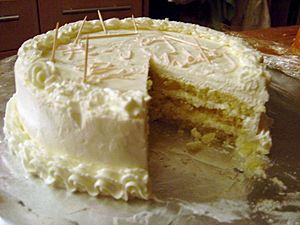 Archivo:Génoise cake with buttercream frosting
