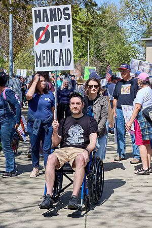 Archivo:Hands Off! Protest in Chico, California (April 5, 2025)-104A8592