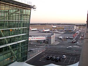 Archivo:Heathrow Terminal 5 airside 020