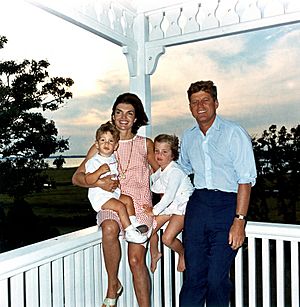 Archivo:JFK and family in Hyannis Port, 04 August 1962