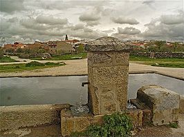 La fuente y el pueblo detrás.
