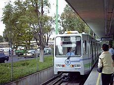 Archivo:Light rail estadio azteca