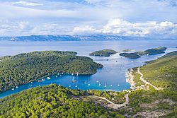 Luftbild vom Hafen Polace auf Mljet mit Blick auf die Inseln Kobrava, Ovrata und Moracnik, Kroatien (48608980182).jpg