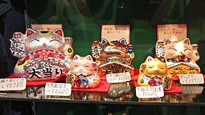 Archivo:Maneki-neko, lucky cats