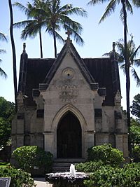 Archivo:Mausoleum of King Lunalilo, on the grounds of Kawaiahao church