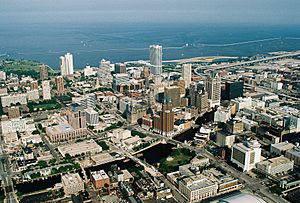 Archivo:Milwaukeedowntown