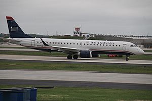 Archivo:N957UW Embraer 190 US Airways (9202495388)