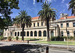 Archivo:Parliament House, Perth, February 2022 01