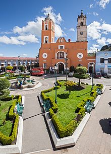 Archivo:Parroquia de Nuestra Señora de la Asunción, Real del Monte, Hidalgo, México, 2013-10-10, DD 08