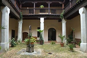 Archivo:Patio de la Enfermería (Convento de Santa Isabel). Toledo