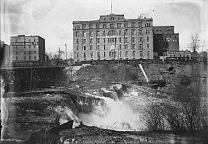Archivo:Pillsbury and Phoenix mills
