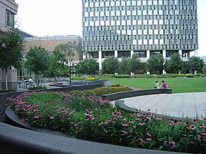 Archivo:Prudential Center courtyard, Boston, MA