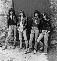 Archivo:Ramones rocket to russia photo