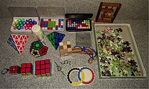 Archivo:Set of various puzzles