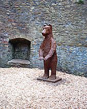 Archivo:Sheffield Botanical Gardens - The Bear Pit's bear 28-04-06