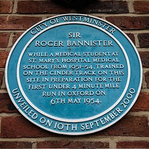 Archivo:Sir Roger Bannister plaque in Paddington Recreation Ground