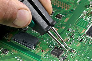 Archivo:Soldering a 0805